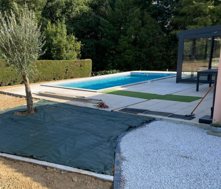 piscine creusée dans une maison à mont de marsan