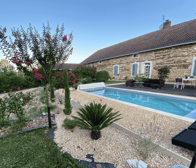 maison avec piscine et jardin aménagé à serres gaston