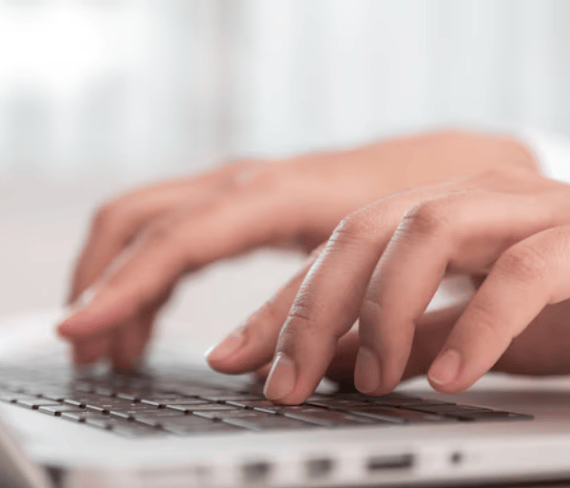 personne en train d'appeler une entreprise d'aménagement extérieur dans les Landes