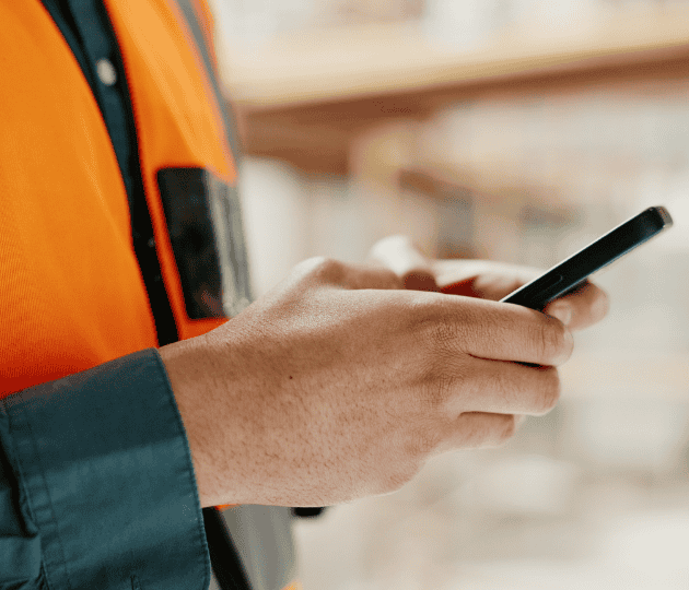 personne en train de contacter une entreprise de terrassement à mont de marsan